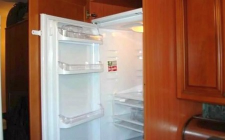 Установка встраиваемого холодильника